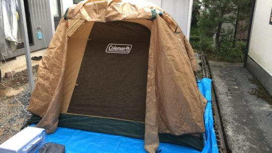 自宅の庭にテントを張ってキャンプを楽しむ【動画有】