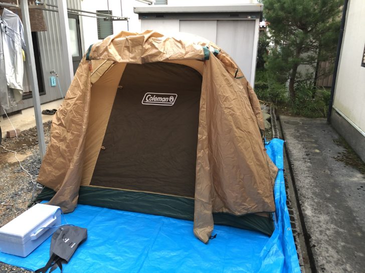 自宅の庭にテントを張ってキャンプを楽しむ【動画有】