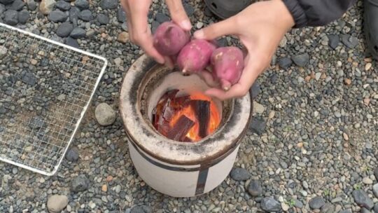 炭火でホクホクの焼き芋を作ります【動画有】
