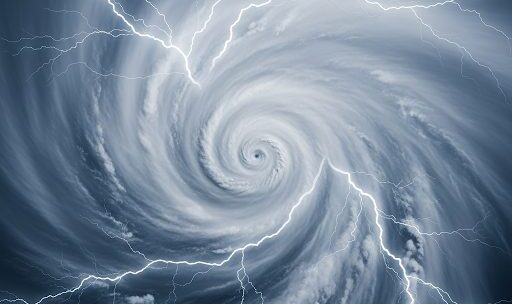 【台風・強風対策】窓ガラスの飛来物対策まとめ｜防災・防犯にも効果的な方法とは？