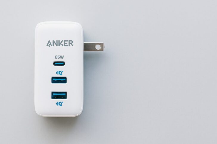 【レビュー】Anker PowerPort III 3-Port 65W Podが神すぎた!これ1台でスマホもPCも爆速充電!